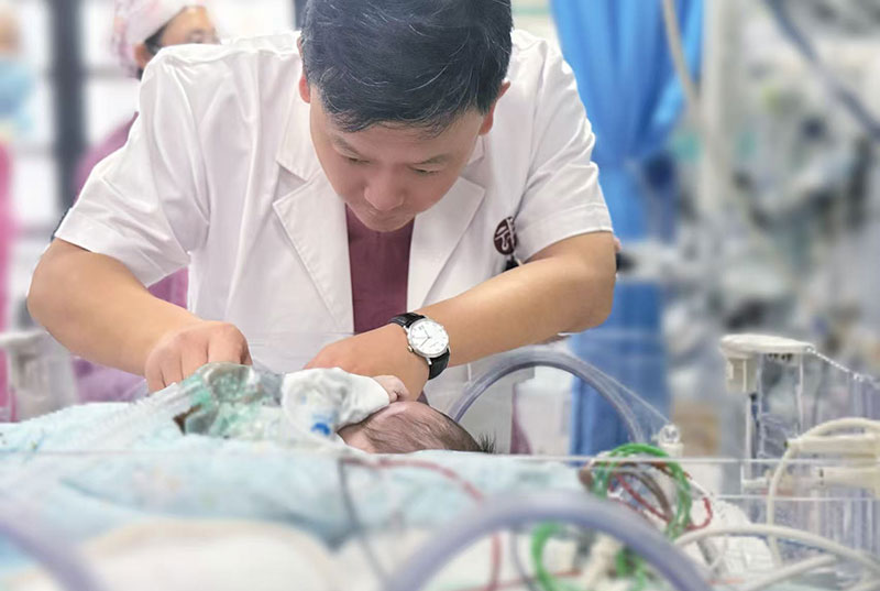 董硕图说-云南省阜外医院董硕医生在为患儿查房。-受访者供图