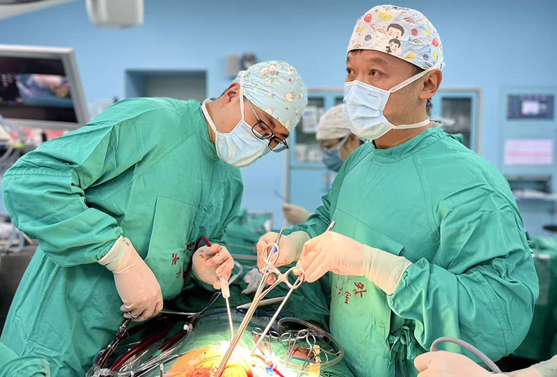 董硕图说—云南省阜外医院董硕医生正在手术中。-受访者供图